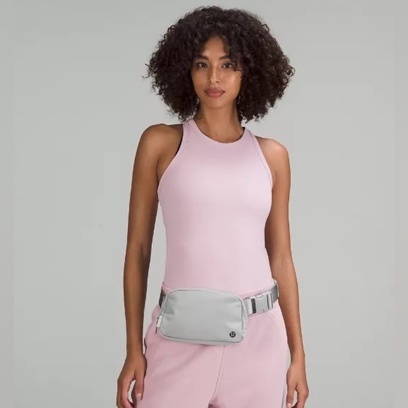 Lululemon Everywhere belt bag 1L, Silver Drop/ White -Discontinued - Picture 4 of 16